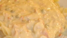 Penne ao molho branco com palmito, peito de peru e ervilhas