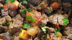 Carne de ontem com batatas ao molho