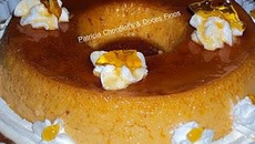 Pudim de leite condensado com coco decorado com chantilly