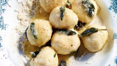 Gnudi ao molho de mateiga com sálvia