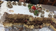 Bolo de aniversário - mousse de chocolate c/ morangos