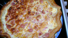 Torta folhada com recheio de salsicha