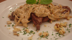 Bife acebolado com molho à Itália