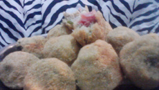 Bolinho de espinafre com recheio de presunto e queijo