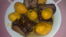 Costelinha de porco com pequi