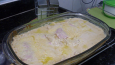 Lasanha de presunto e queijo ao molho branco