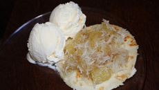 Panqueca americana com doce de abacaxi