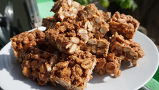 Pé de moleque de amendoim