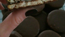 Alfajor com brigadeiro de banana