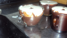 Chocolate quente simples com chantilly caseiro