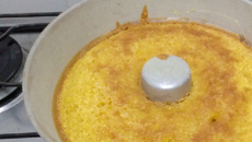 Bolo com milho de conserva e leite de coco