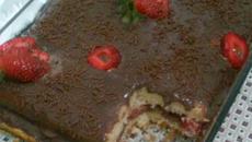 Bolo de baunilha com morangos