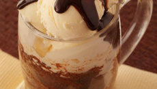 Bolo de caneca com sorvete e calda de chocolate