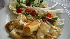 Rigatoni Giganti recheado com mossarela de búfala e shitake, ao molho de queijos e ervas