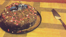 Bolo montenegro de chocolate, passas e calda de doce de leite