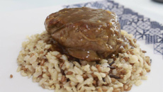 Filé ao molho de café e calda de ameixas