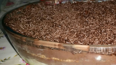 Pavê de bolacha maisena com creme branco e creme preto