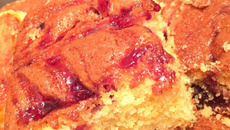 Bolo de fubá com geleia de frutas vermelhas