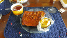 Costela suína na pressão e crocante servida com batatas recheadas