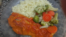 Filé de merluza rápida, com requeijão e molho de tomate