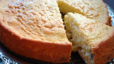 Bolo 150 (feito com requeijão e amêndoas)
