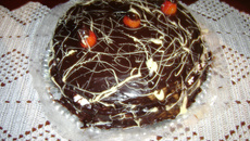 Bolo trufado de chocolate com morango