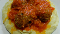 Purê Gratinado com Almôndegas