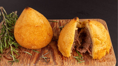 Coxinha de costela desfiada e cream cheese crocante por fora e cremosa por dentro