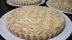 Torta com massa crocante palmito, frango e camarão