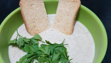 Consumê de cogumelos shimeji