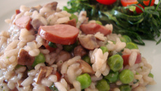 Risoto de salsicha com ervilha