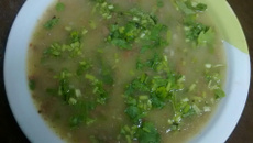 Caldo de mandioca com carne moída