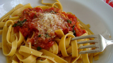 Macarrão com molho de tomate simples