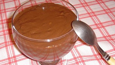 Gelado de chocolate e nozes