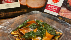 Lombo barbecue com farofa de frutas e espinafre frito