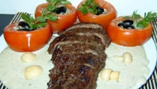 Filé mignon ao molho gorgonzola e tomates recheados