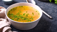Caldo de ossos rico em colágeno e cheio de sabor para comer puro