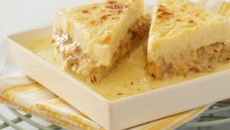 Sanduíche gratinado de patê de atum