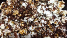 Pipoca com calda de chocolate