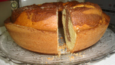 Bolo com casca de laranja e chocolate