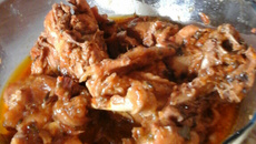Galinha caipira ao molho de laranja