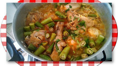 Coxa e sobrecoxa de frango com quiabo