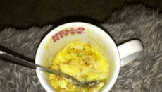 Bolo de caneca de micro-ondas de preguiçoso