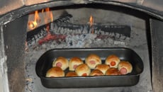 Enroladinho de salsicha assado