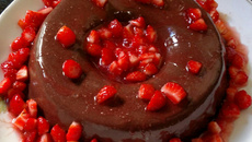 Manjar de chocolate e morangos