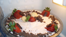 Pavê de chocolate com morangos bem simples