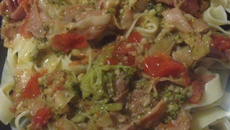 Fettuccine com presunto parma, tomates cereja e brócolis