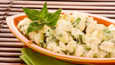 Salada de batatas, cogumelos e espinafre