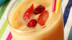 Vitamina de Ades laranja com mamão e morango