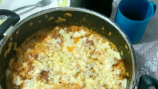 Macarrão com calabresa e mussarela.